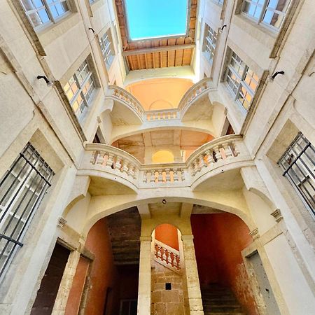 Au Coeur Du Centre Historique - Immeuble Classe - Terrasse - Climatise Nimes Exterior photo