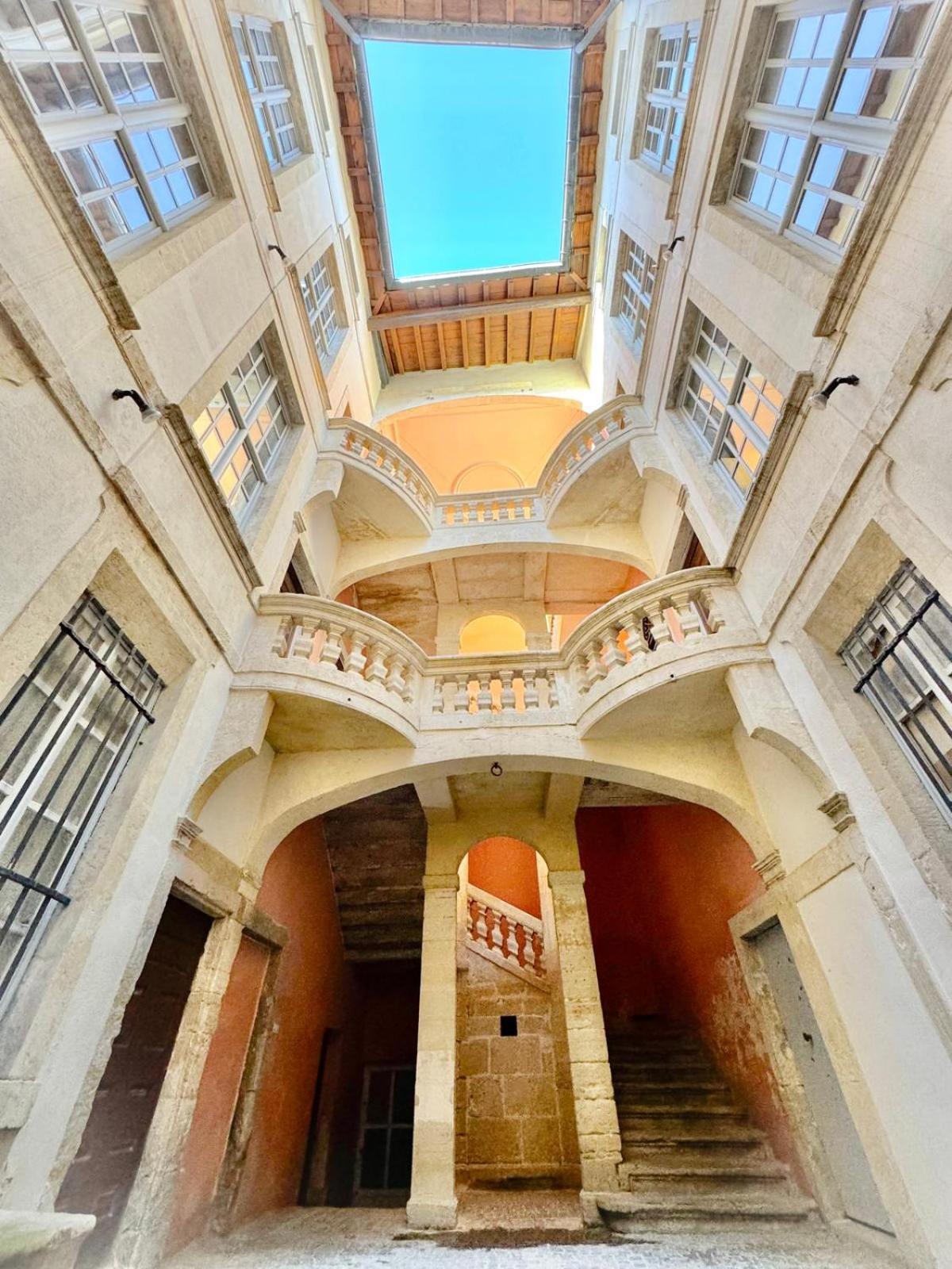 Au Coeur Du Centre Historique - Immeuble Classe - Terrasse - Climatise Nimes Exterior photo