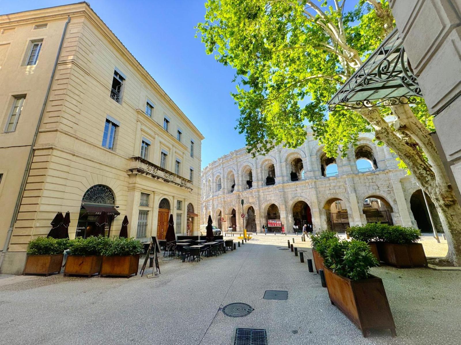 Au Coeur Du Centre Historique - Immeuble Classe - Terrasse - Climatise Nimes Exterior photo